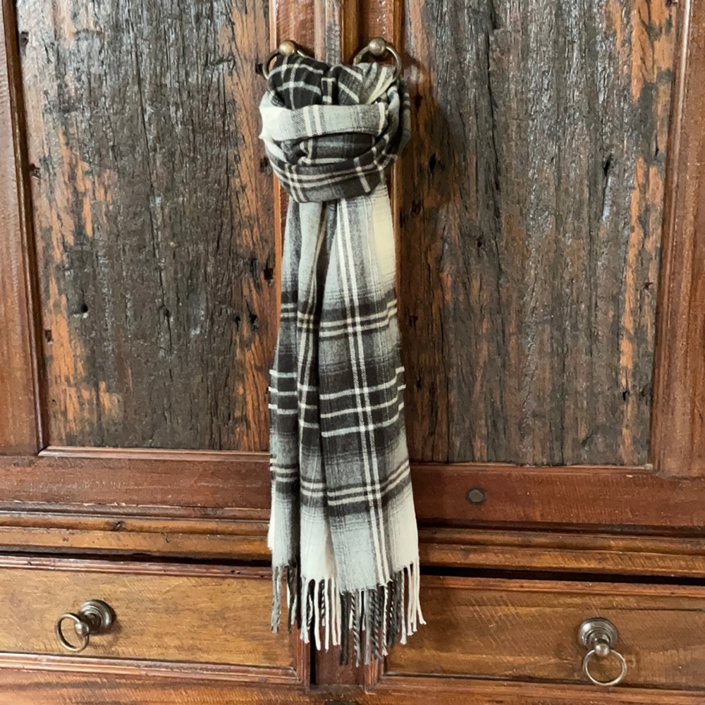 Black/creme scarf